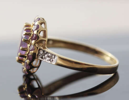 GLAMOROUS VINTAGE AMETHYST 9CT YELLOW GOLD RING. 375. DIAMOND ACCENTS