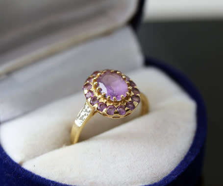 GLAMOROUS VINTAGE AMETHYST 9CT YELLOW GOLD RING. 375. DIAMOND ACCENTS