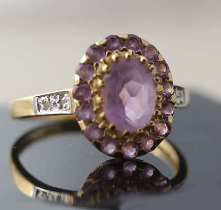 GLAMOROUS VINTAGE AMETHYST 9CT YELLOW GOLD RING. 375. DIAMOND ACCENTS