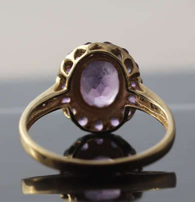 GLAMOROUS VINTAGE AMETHYST 9CT YELLOW GOLD RING. 375. DIAMOND ACCENTS
