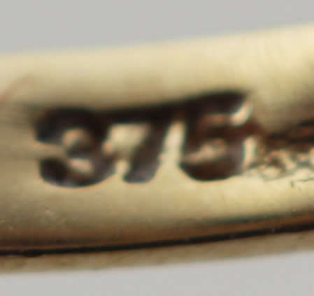 GLAMOROUS VINTAGE AMETHYST 9CT YELLOW GOLD RING. 375. DIAMOND ACCENTS