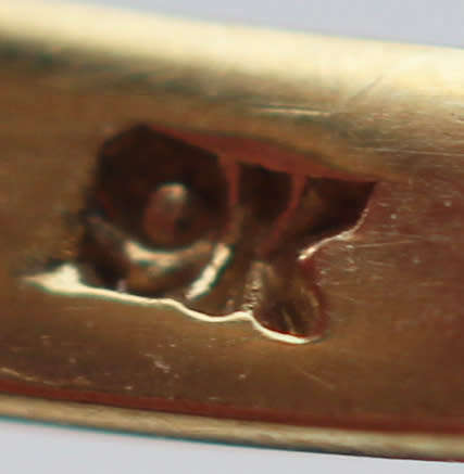 GLAMOROUS VINTAGE AMETHYST 9CT YELLOW GOLD RING. 375. DIAMOND ACCENTS