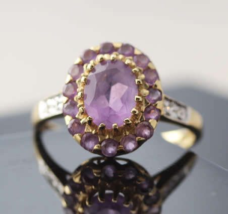 GLAMOROUS VINTAGE AMETHYST 9CT YELLOW GOLD RING. 375. DIAMOND ACCENTS