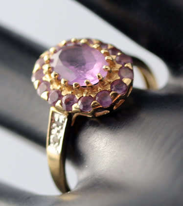 GLAMOROUS VINTAGE AMETHYST 9CT YELLOW GOLD RING. 375. DIAMOND ACCENTS