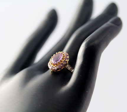 GLAMOROUS VINTAGE AMETHYST 9CT YELLOW GOLD RING. 375. DIAMOND ACCENTS