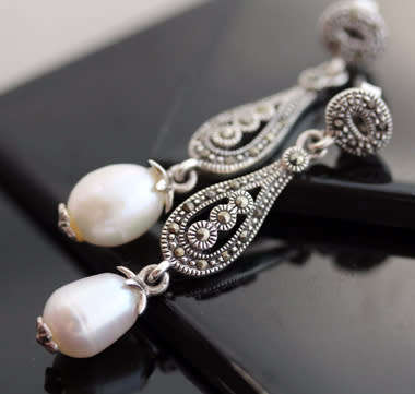 ELEGANT, CLASSIC FRESHWATER PEARL AND MARCASITE STERLING SILVER DROP AND DANGLE EARRINGS. 925