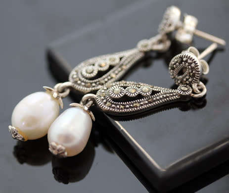 ELEGANT, CLASSIC FRESHWATER PEARL AND MARCASITE STERLING SILVER DROP AND DANGLE EARRINGS. 925
