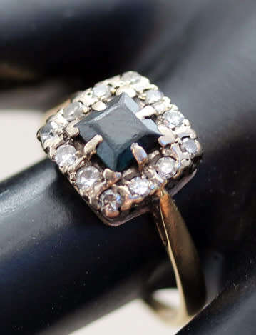VINTAGE DIAMOND AND SAPPHIRE 18CT YELLOW GOLD AND PLATINUM RING. *JEWELLER VALUATION R10'000*