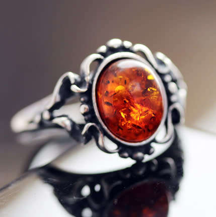 COLLECTABLE VINTAGE HONEY-HUED BALTIC AMBER STERLING SILVER RING. 925