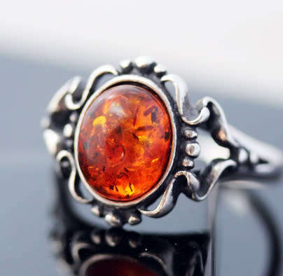 COLLECTABLE VINTAGE HONEY-HUED BALTIC AMBER STERLING SILVER RING. 925