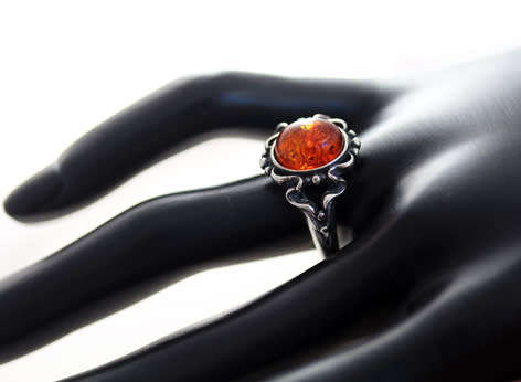 COLLECTABLE VINTAGE HONEY-HUED BALTIC AMBER STERLING SILVER RING. 925