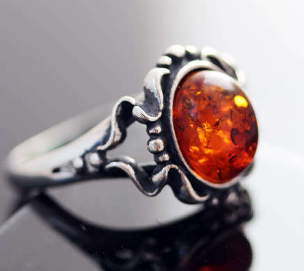 COLLECTABLE VINTAGE HONEY-HUED BALTIC AMBER STERLING SILVER RING. 925