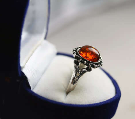 COLLECTABLE VINTAGE HONEY-HUED BALTIC AMBER STERLING SILVER RING. 925