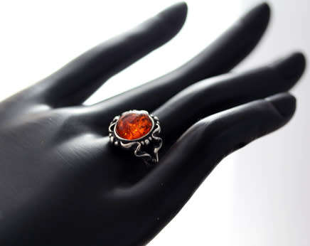 COLLECTABLE VINTAGE HONEY-HUED BALTIC AMBER STERLING SILVER RING. 925