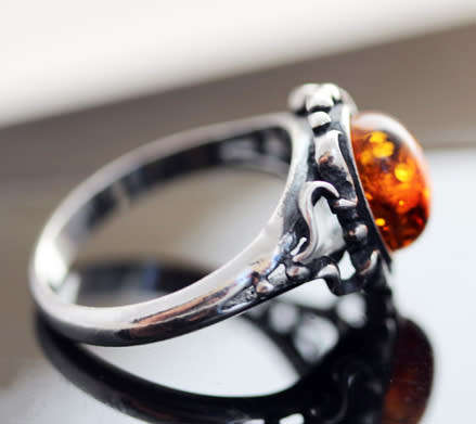 COLLECTABLE VINTAGE HONEY-HUED BALTIC AMBER STERLING SILVER RING. 925