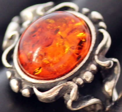 COLLECTABLE VINTAGE HONEY-HUED BALTIC AMBER STERLING SILVER RING. 925