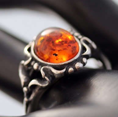 COLLECTABLE VINTAGE HONEY-HUED BALTIC AMBER STERLING SILVER RING. 925