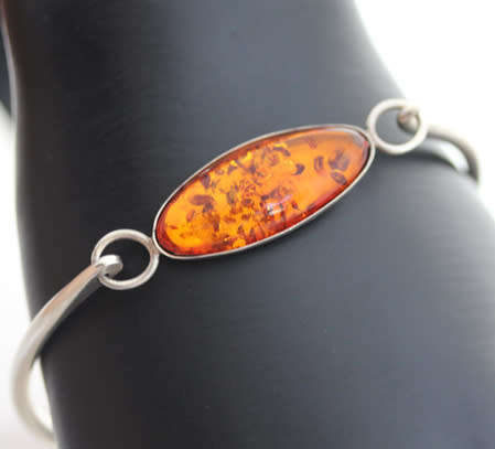 VINTAGE SOLID STERLING SILVER BALTIC AMBER BRACELET. 925