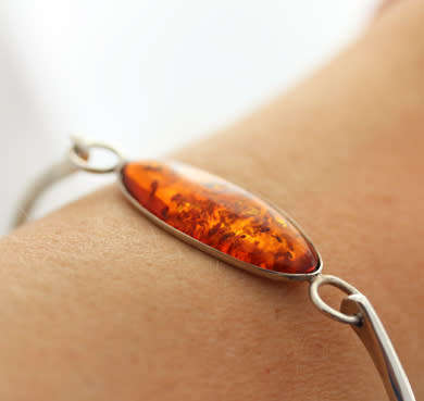 VINTAGE SOLID STERLING SILVER BALTIC AMBER BRACELET. 925