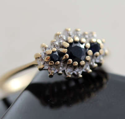 VINTAGE ENGLISH MARQUISE-SHAPED SAPPHIRE AND DIAMOND CLUSTER 9CT YELLOW GOLD RING. 375.