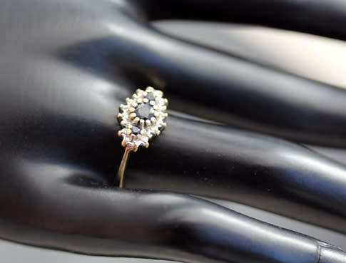 VINTAGE ENGLISH MARQUISE-SHAPED SAPPHIRE AND DIAMOND CLUSTER 9CT YELLOW GOLD RING. 375.