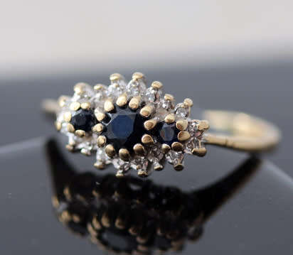 VINTAGE ENGLISH MARQUISE-SHAPED SAPPHIRE AND DIAMOND CLUSTER 9CT YELLOW GOLD RING. 375.