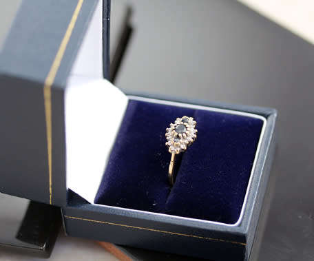 VINTAGE ENGLISH MARQUISE-SHAPED SAPPHIRE AND DIAMOND CLUSTER 9CT YELLOW GOLD RING. 375.