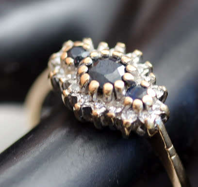 VINTAGE ENGLISH MARQUISE-SHAPED SAPPHIRE AND DIAMOND CLUSTER 9CT YELLOW GOLD RING. 375.