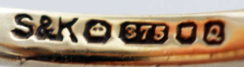 VINTAGE ENGLISH MARQUISE-SHAPED SAPPHIRE AND DIAMOND CLUSTER 9CT YELLOW GOLD RING. 375.