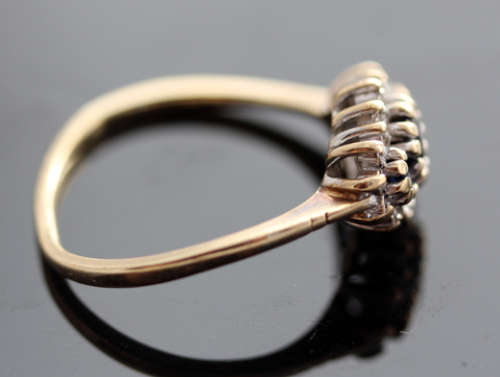 VINTAGE ENGLISH MARQUISE-SHAPED SAPPHIRE AND DIAMOND CLUSTER 9CT YELLOW GOLD RING. 375.