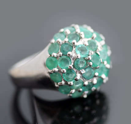 GLAMOROUS NATURAL EMERALD CLUSTER STERLING SILVER RING. 925. LARGE, BOLD! A HEAVY 12,35 grams