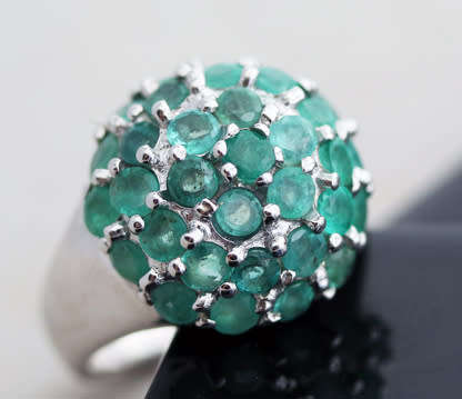 GLAMOROUS NATURAL EMERALD CLUSTER STERLING SILVER RING. 925. LARGE, BOLD! A HEAVY 12,35 grams