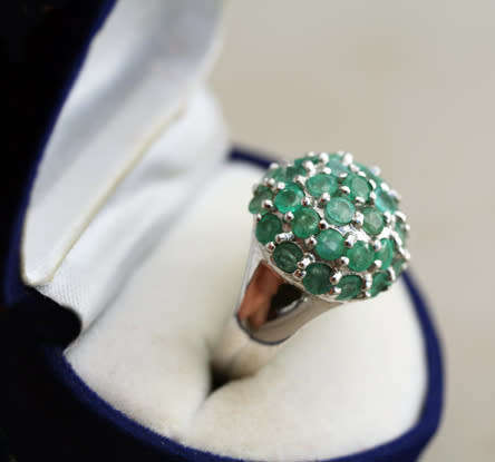 GLAMOROUS NATURAL EMERALD CLUSTER STERLING SILVER RING. 925. LARGE, BOLD! A HEAVY 12,35 grams