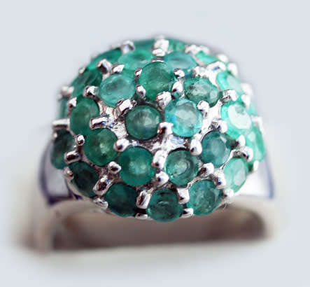 GLAMOROUS NATURAL EMERALD CLUSTER STERLING SILVER RING. 925. LARGE, BOLD! A HEAVY 12,35 grams