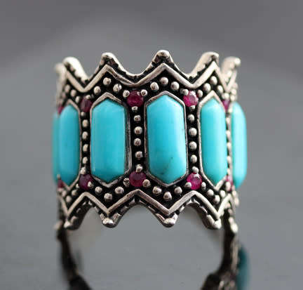 STRIKING VINTAGE PEBBLED TURQUOISE AND RUBY STERLING SILVER RING. 925. LARGE DOMED RING HEAD.
