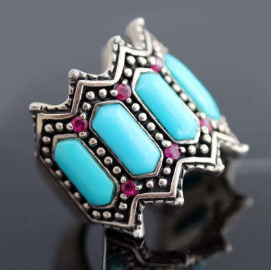 STRIKING VINTAGE PEBBLED TURQUOISE AND RUBY STERLING SILVER RING. 925. LARGE DOMED RING HEAD.