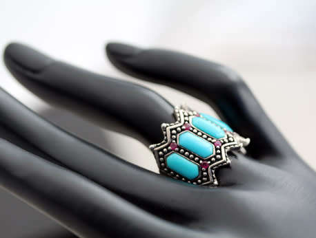 STRIKING VINTAGE PEBBLED TURQUOISE AND RUBY STERLING SILVER RING. 925. LARGE DOMED RING HEAD.