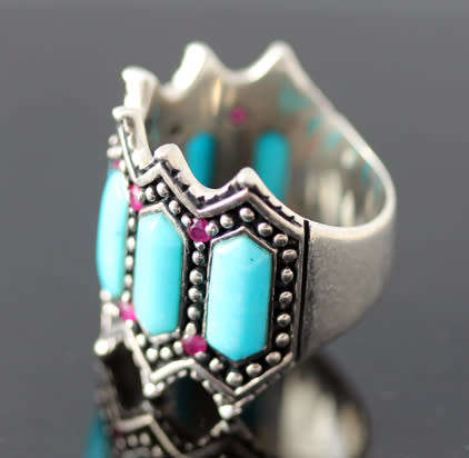 STRIKING VINTAGE PEBBLED TURQUOISE AND RUBY STERLING SILVER RING. 925. LARGE DOMED RING HEAD.