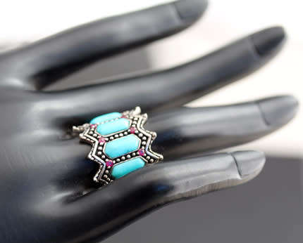 STRIKING VINTAGE PEBBLED TURQUOISE AND RUBY STERLING SILVER RING. 925. LARGE DOMED RING HEAD.