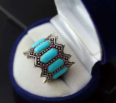 STRIKING VINTAGE PEBBLED TURQUOISE AND RUBY STERLING SILVER RING. 925. LARGE DOMED RING HEAD.