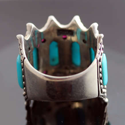 STRIKING VINTAGE PEBBLED TURQUOISE AND RUBY STERLING SILVER RING. 925. LARGE DOMED RING HEAD.