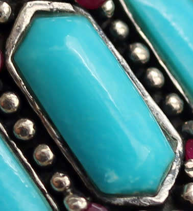 STRIKING VINTAGE PEBBLED TURQUOISE AND RUBY STERLING SILVER RING. 925. LARGE DOMED RING HEAD.