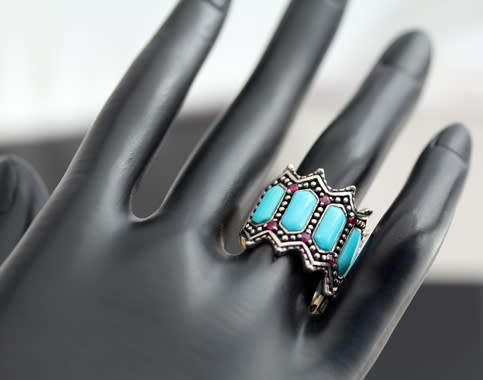 STRIKING VINTAGE PEBBLED TURQUOISE AND RUBY STERLING SILVER RING. 925. LARGE DOMED RING HEAD.