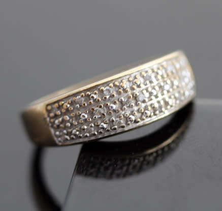 ELEGANT VINTAGE ENGLISH DIAMOND 9CT YELLOW & WHITE GOLD BROAD BAND RING JEWELLER VALUATION R6'610.00