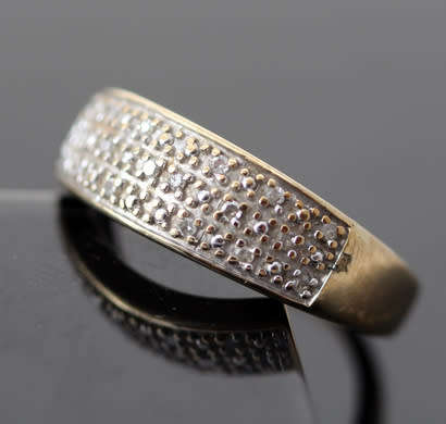 ELEGANT VINTAGE ENGLISH DIAMOND 9CT YELLOW & WHITE GOLD BROAD BAND RING JEWELLER VALUATION R6'610.00