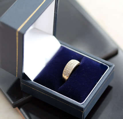 ELEGANT VINTAGE ENGLISH DIAMOND 9CT YELLOW & WHITE GOLD BROAD BAND RING JEWELLER VALUATION R6'610.00