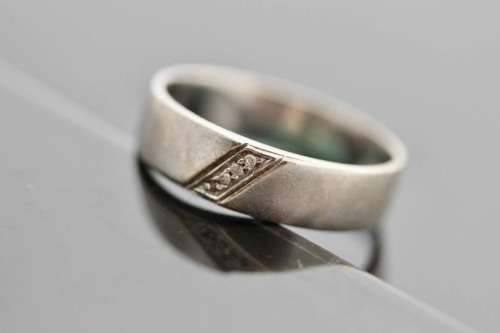 MAN'S 9ct WHITE GOLD DIAMOND WEDDING BAND. VINTAGE BIRMINGHAM ENGLAND ASSAY