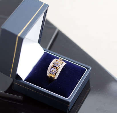 GORGEOUS TANZANITE & DIAMOND FLORAL DESIGN 9CT YELLOW&WHITE GOLD RING. *JEWELLER EVALUATION R8'000*