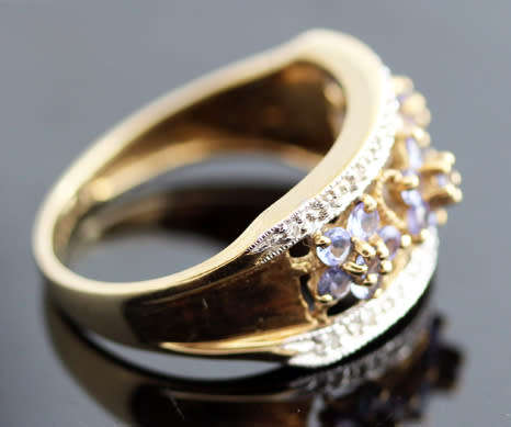 GORGEOUS TANZANITE & DIAMOND FLORAL DESIGN 9CT YELLOW&WHITE GOLD RING. *JEWELLER EVALUATION R8'000*