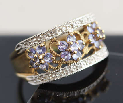 GORGEOUS TANZANITE & DIAMOND FLORAL DESIGN 9CT YELLOW&WHITE GOLD RING. *JEWELLER EVALUATION R8'000*